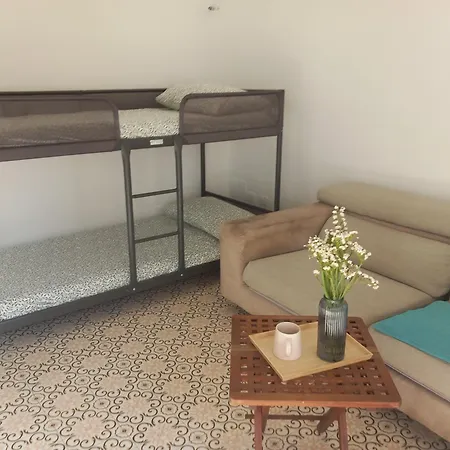 Lorimare Apartment *